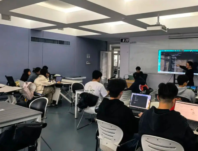 留下的含糊地带是为了激起学生自动追问AI将路铺得过于平整