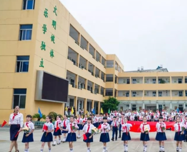 教育结构也让更多家庭对孩子的长时间求学途径有了新的等待
